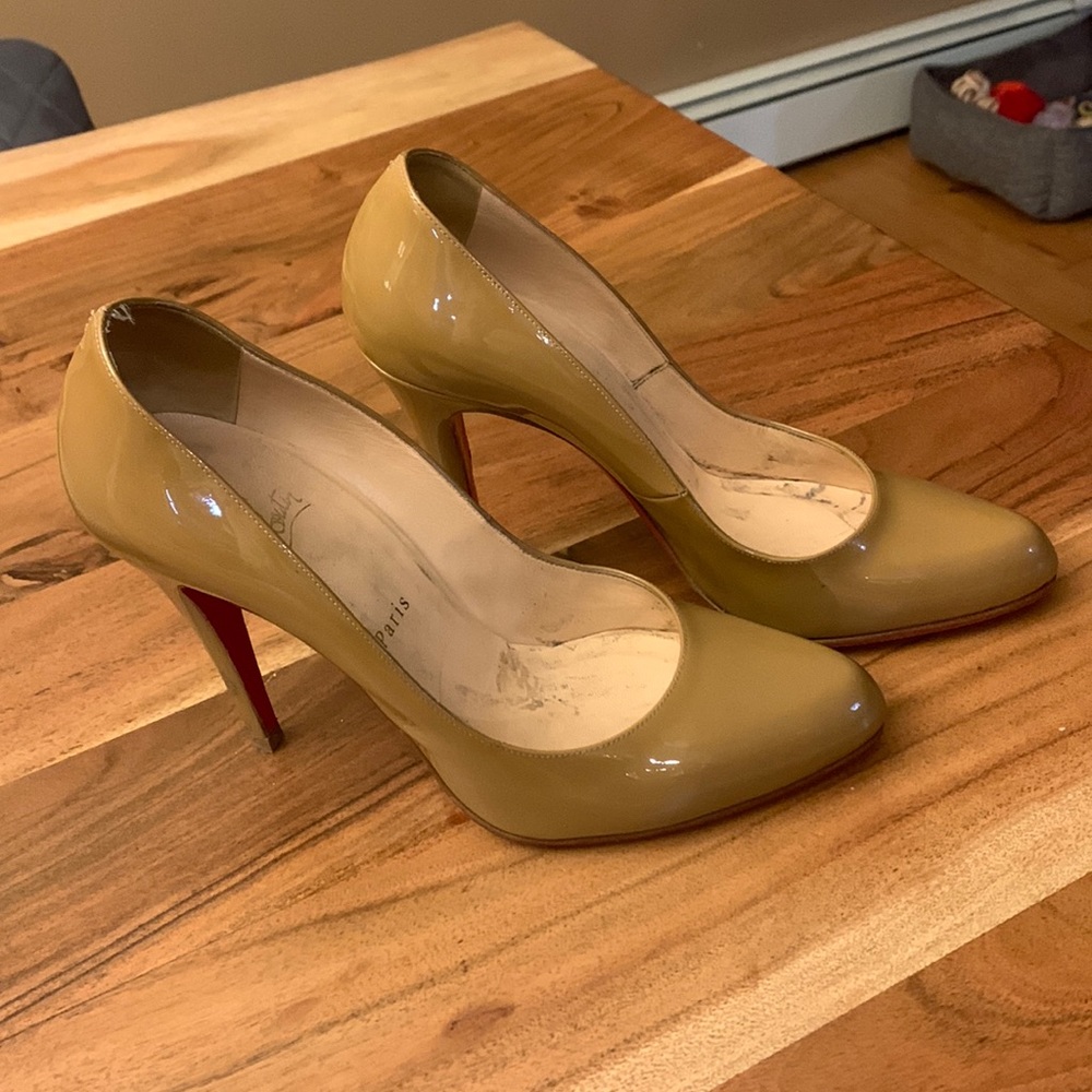 Louboutin tan heels size 40